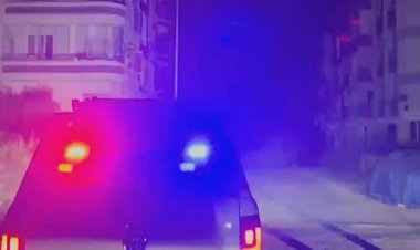 Hatay'daki 6.4'lük deprem anı kamerada! Arama kurtarma ekibinin aracı beşik gibi sallandı