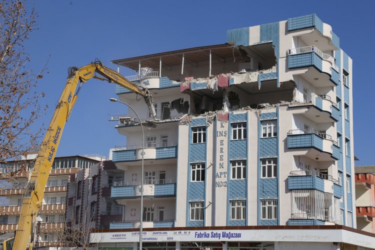 Nizip’te acil yıkım kararı alınan binada kontrollü yıkım başladı