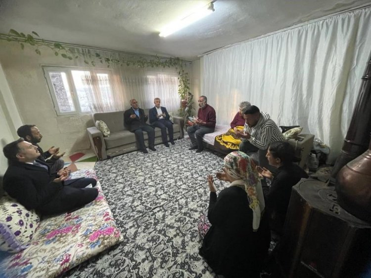 Başkan Tahmazoğlu'ndan, depremde yakınlarını kaybeden ailelere taziye ziyareti