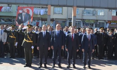 Nizip’te 29 Ekim Cumhuriyet Bayramı Çelenk Töreni