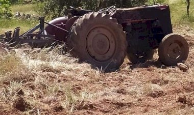 Tarla sürerken traktörün altıda kalan çiftçi hayatını kaybetti
