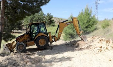 Belediye ekiplerinden yol düzenleme ve çevre temizliği çalışması 