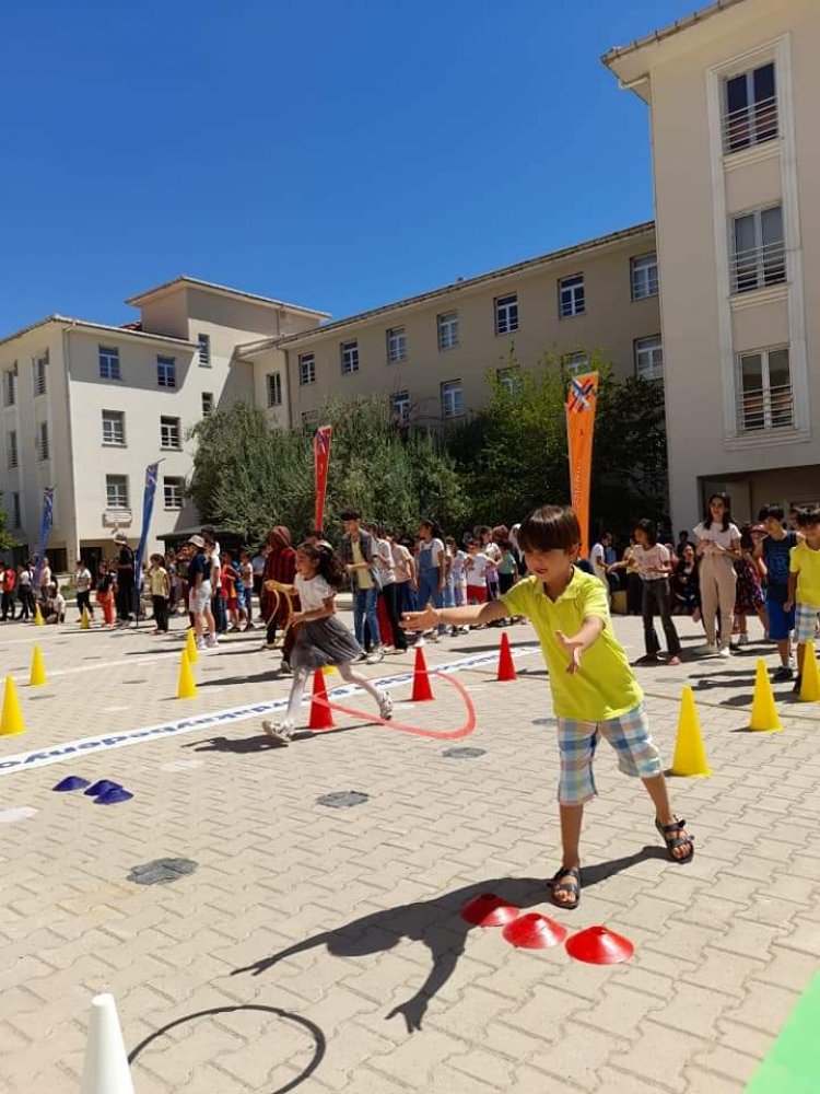 Bu Okul, Başka Okul