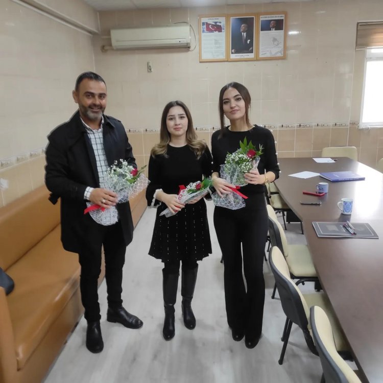 Nizip'te muhtardan öğretmenlere çiçek