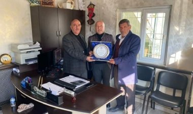 Aslan ve Kök'ten Hayırsever İşadamı  Yakar'a Plaket 