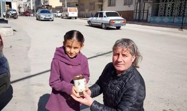 Kumbarasında biriktirdiği harçlıklarını deprem bölgesine gönderdi
