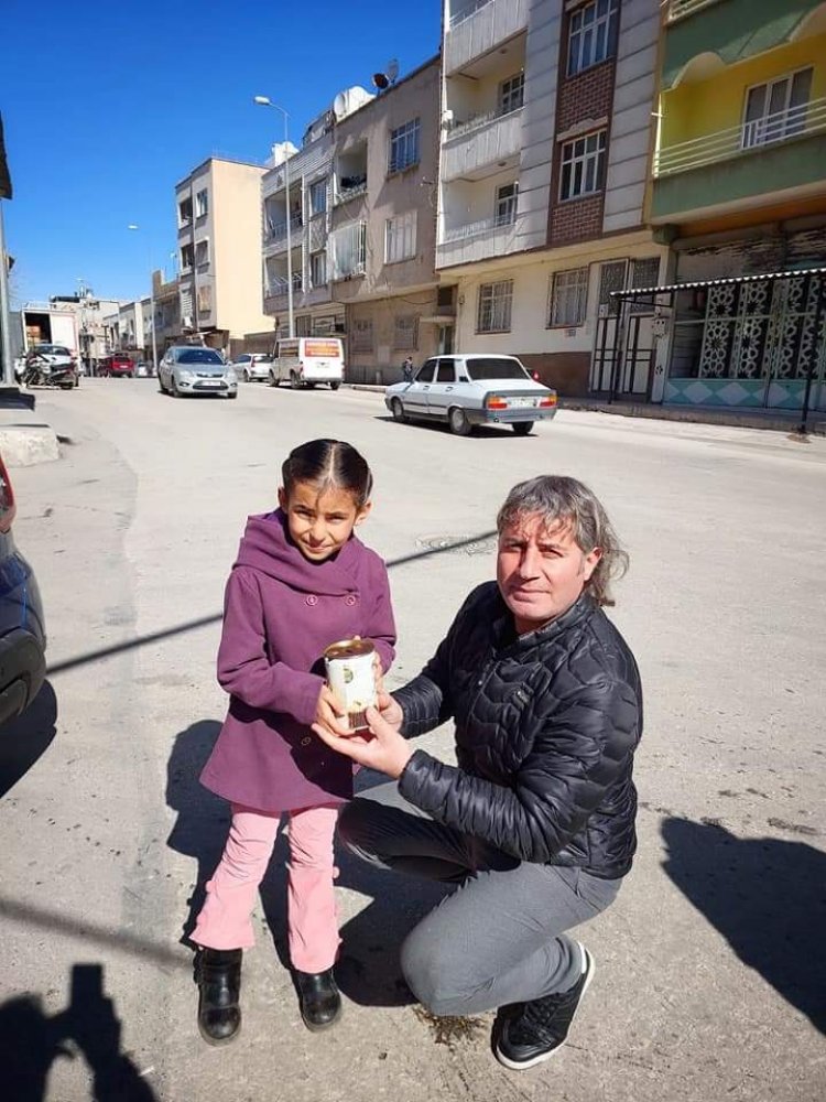 Kumbarasında biriktirdiği harçlıklarını deprem bölgesine gönderdi