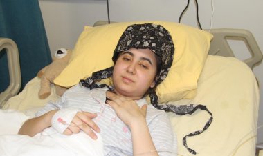 Enkaz altında 8 yaşındaki oğlunu emzirerek susuzluğunu giderdi