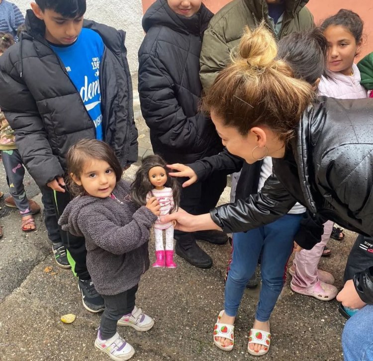 Okullara bilgisayar, çocuklara giyim eşyası, ailelere erzak yardımı