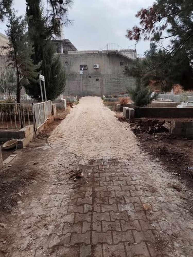 Nizip Asri Mezarlık’ta Ulaşım Sorunu Çözülüyor: Ham Yollara Zemin Düzenlemesi ve Mıcır Serimi Devam Ediyor