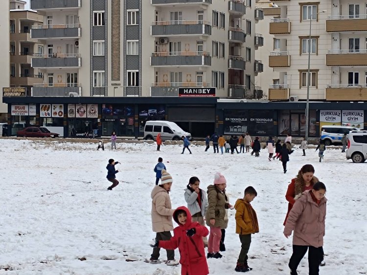 Nizip’te Kar Sevinci: Çocuklar Karda Doyasıya Eğlendi