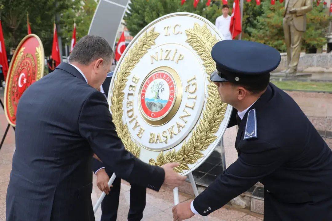 NİZİP’TE 29 EKİM CUMHURİYET BAYRAMI KUTLAMALARI ÇELENK TÖRENİYLE BAŞLADI
