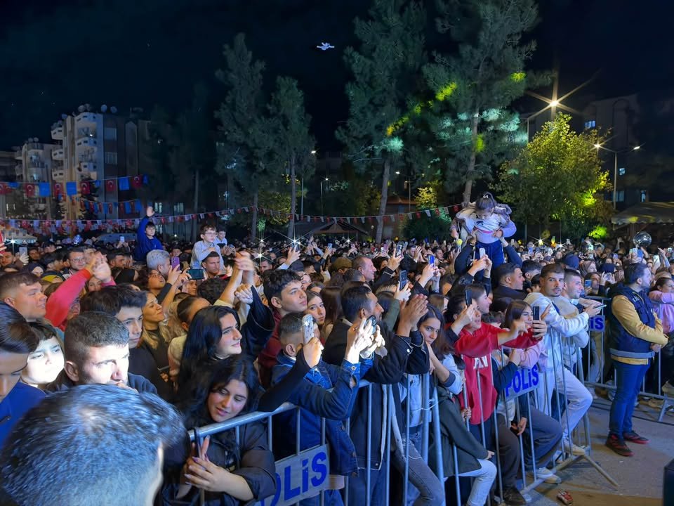 NİZİP’TE MANUŞ BABA RÜZGÂRI! FESTİVAL COŞKUSU ZİRVEYE ULAŞTI