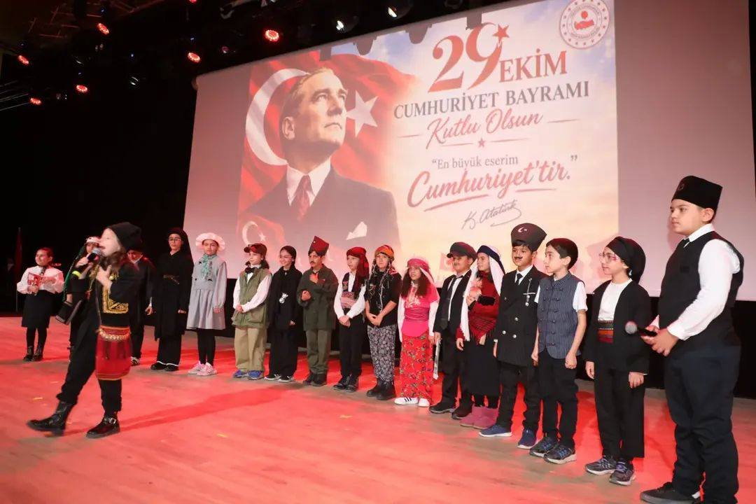 NİZİP’TE CUMHURİYETİMİZİN 103. YIL DÖNÜMÜ COŞKUYLA KUTLANDI