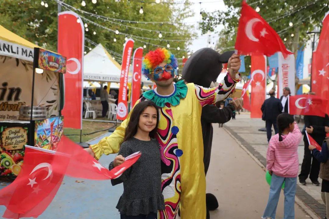 NİZİP’TE CUMHURİYETİMİZİN 103. YIL DÖNÜMÜ COŞKUYLA KUTLANDI