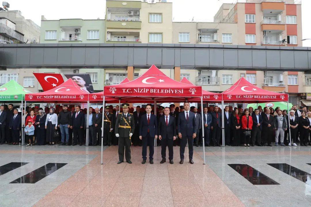 NİZİP’TE 29 EKİM CUMHURİYET BAYRAMI KUTLAMALARI ÇELENK TÖRENİYLE BAŞLADI