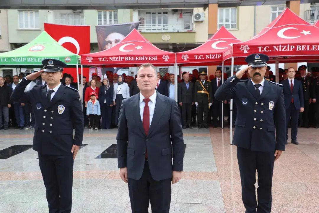 NİZİP’TE 29 EKİM CUMHURİYET BAYRAMI KUTLAMALARI ÇELENK TÖRENİYLE BAŞLADI