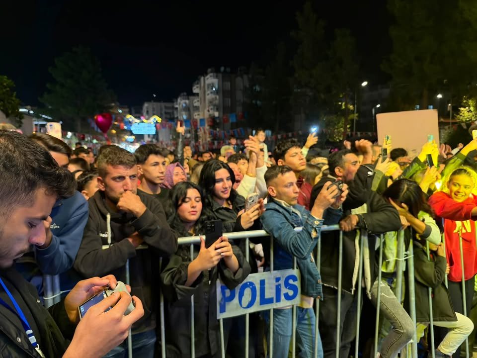 NİZİP’TE MANUŞ BABA RÜZGÂRI! FESTİVAL COŞKUSU ZİRVEYE ULAŞTI