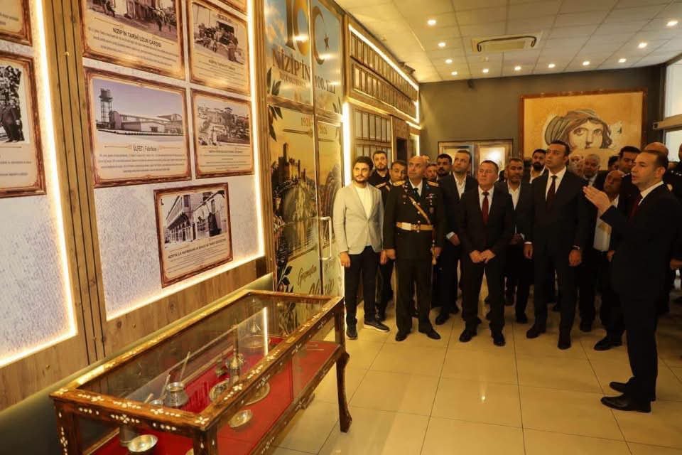 MUSTAFA ESMARAY’A, NİZİP’İN 100. YILINA ÖZEL PROJELERE KATKILARINDAN DOLAYI PLAKET TAKDİM EDİLDİ