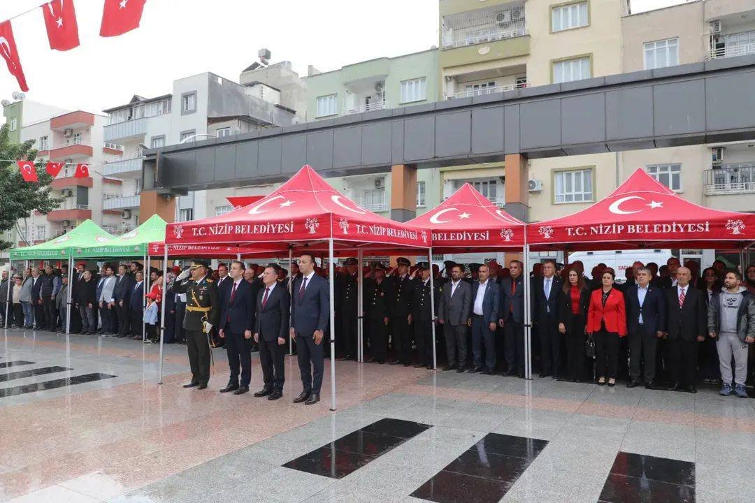 NİZİP’TE 29 EKİM CUMHURİYET BAYRAMI KUTLAMALARI ÇELENK TÖRENİYLE BAŞLADI