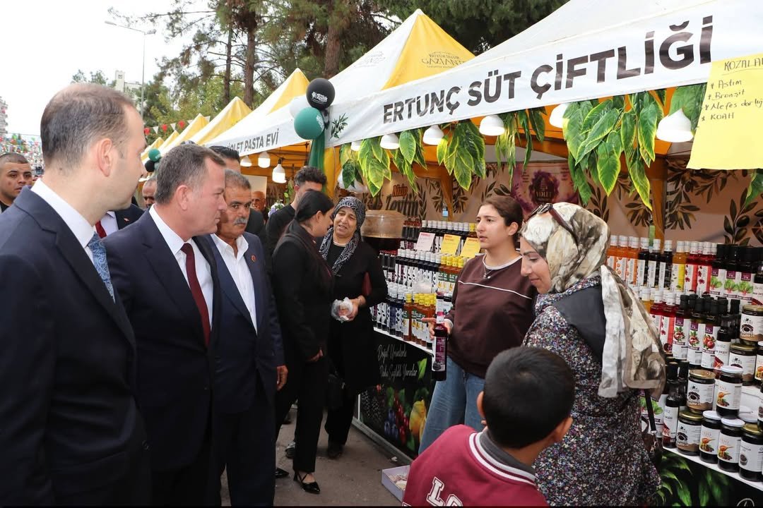 NİZİP ZEYTİN FESTİVALİ’NDE STANTLAR PROTOKOL TARAFINDAN GEZİLDİ