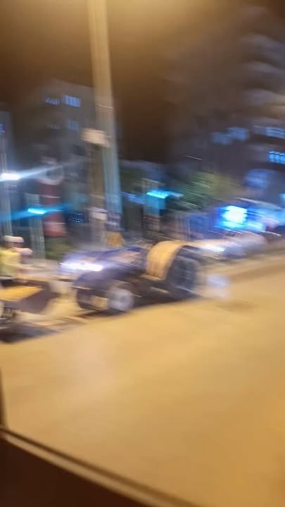NİZİP’TE TRAFİK POLİSİNDEN ÖRNEK DAVRANIŞ: KAZA RİSKİNE KARŞI YOLA KUM DÖKTÜ