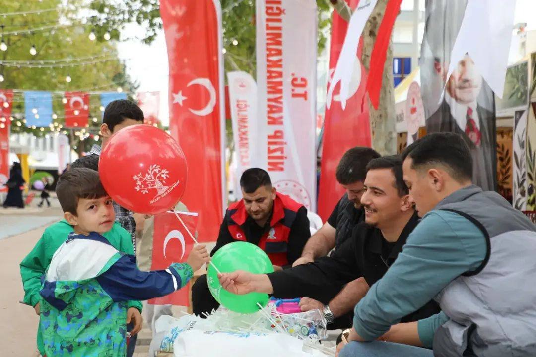 NİZİP’TE CUMHURİYETİMİZİN 103. YIL DÖNÜMÜ COŞKUYLA KUTLANDI