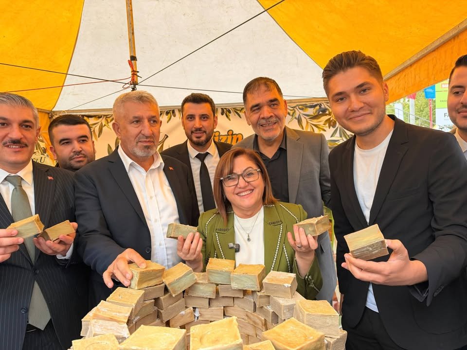 FATMA ŞAHİN VE MEHMET TAHMAZOĞLU’NDAN DOKTOROĞLU SABUN STANDINA ZİYARET