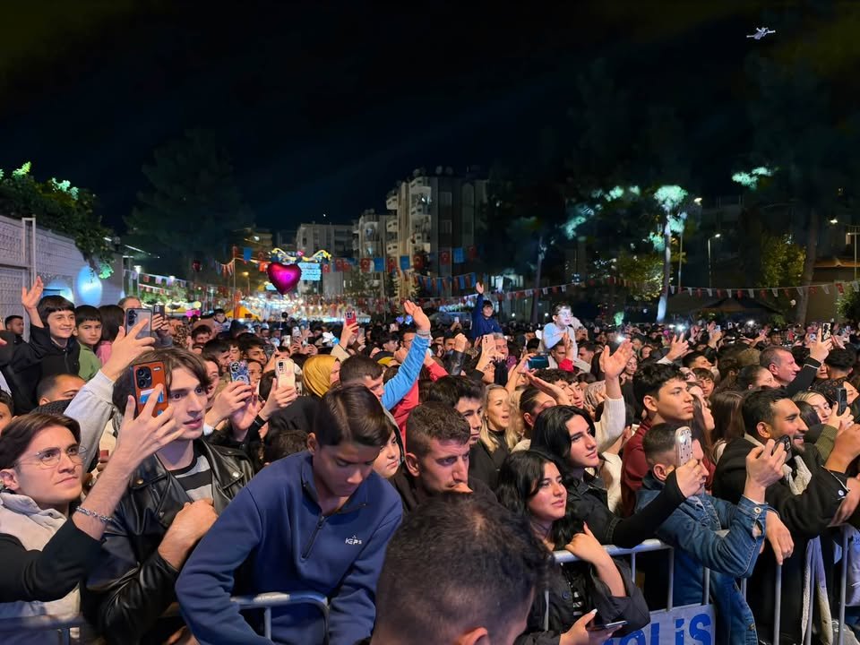NİZİP’TE MANUŞ BABA RÜZGÂRI! FESTİVAL COŞKUSU ZİRVEYE ULAŞTI