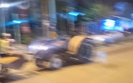 NİZİP’TE TRAFİK POLİSİNDEN ÖRNEK DAVRANIŞ: KAZA RİSKİNE KARŞI YOLA KUM DÖKTÜ