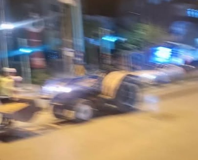 NİZİP’TE TRAFİK POLİSİNDEN ÖRNEK DAVRANIŞ: KAZA RİSKİNE KARŞI YOLA KUM DÖKTÜ