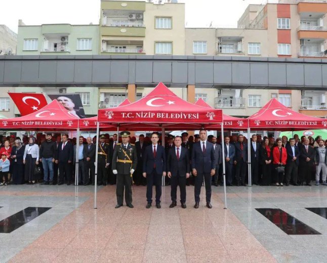 NİZİP’TE 29 EKİM CUMHURİYET BAYRAMI KUTLAMALARI ÇELENK TÖRENİYLE BAŞLADI