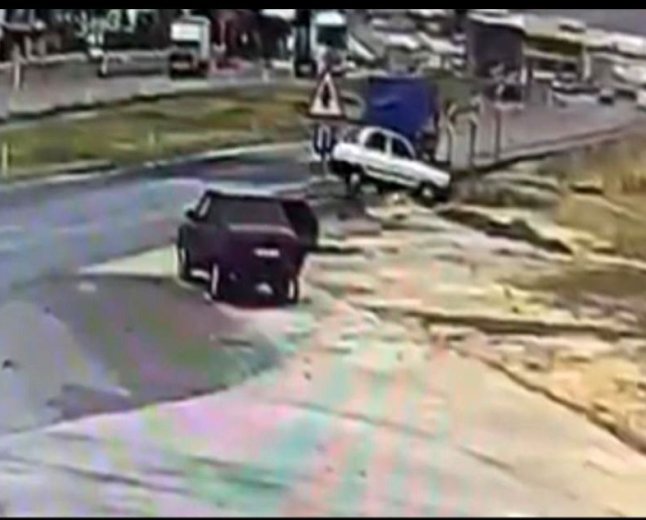 NİZİP’TE FECİ KAZA! TAKLA ATAN OTOMOBİL MENFEZE UÇTU: 2 YARALI