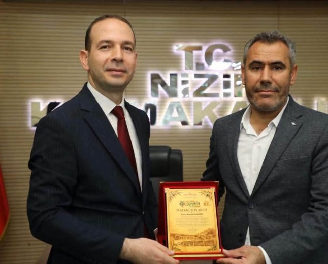 MUSTAFA ESMARAY’A, NİZİP’İN 100. YILINA ÖZEL PROJELERE KATKILARINDAN DOLAYI PLAKET TAKDİM EDİLDİ