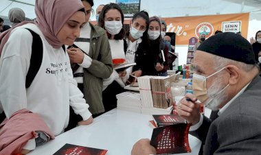 Cemil Gül, imza gününde vatandaşlar ile buluştu