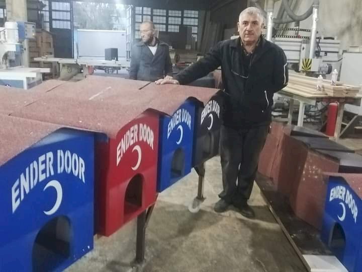 Duyarlı Esnaf Sokak Hayvanları için Kedi Evleri yaparak Kızılay'a teslim etti