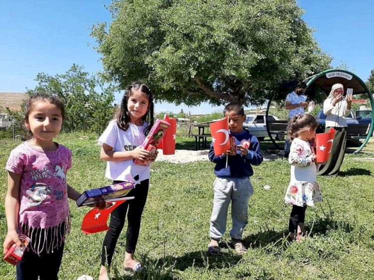 Yardımsever gönüllüler Nizip'te köy çocuklarını 23 Nisan'da da unutmadı
