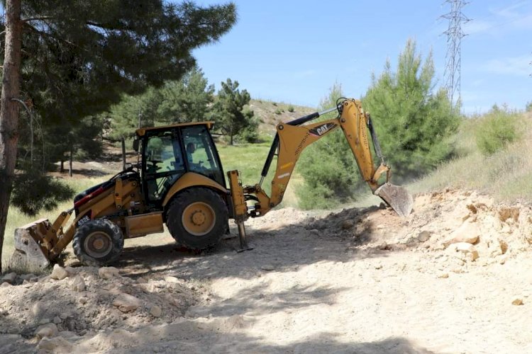 Belediye ekiplerinden yol düzenleme ve çevre temizliği çalışması 