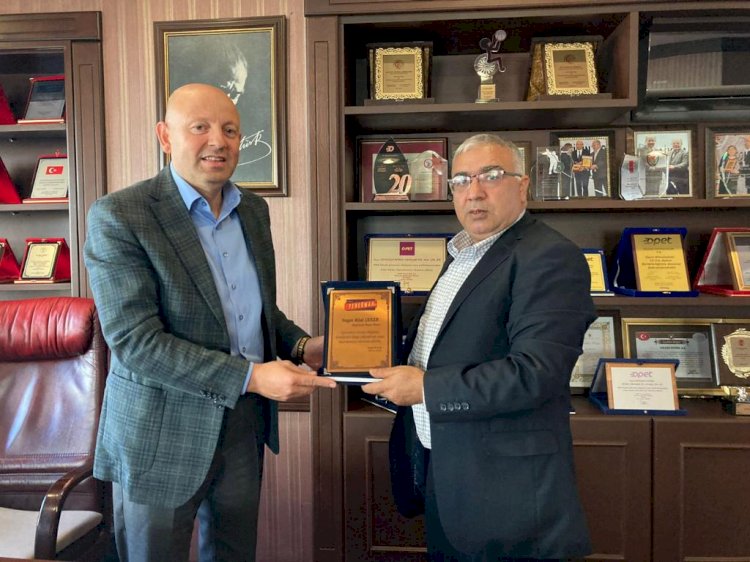 HAYIRSEVER İŞADAMI ÇEKER'E PLAKET